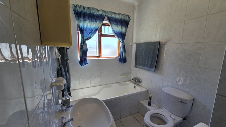4 Bedroom Property for Sale in Wellway Park Western Cape